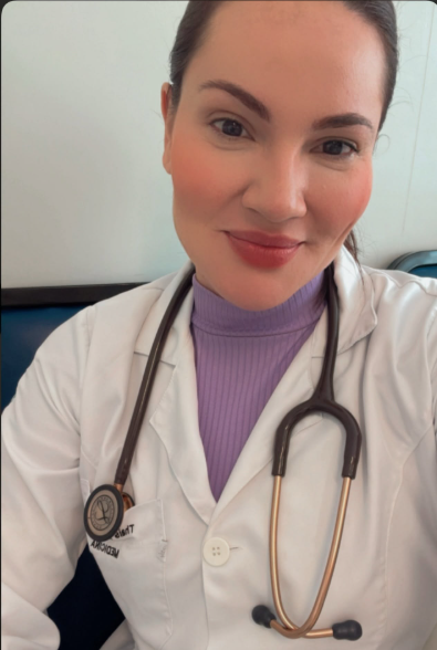 Dra. Thais — biomédica responsável da TBio